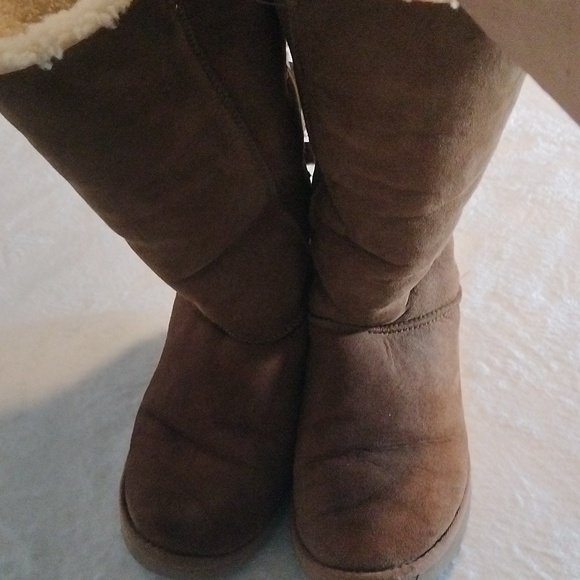 Ugg Bailey Boys 2 Tall Boots size US 9 - Picture 4 of 15